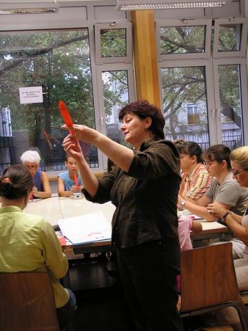 Földesi Zoltánné Erika tanít