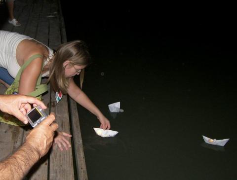 Mécsesek csónakban a Duna parton