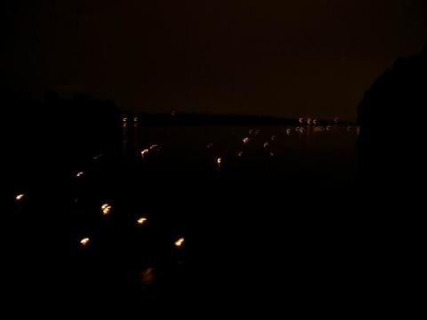 Mécsesek csónakban a Duna parton