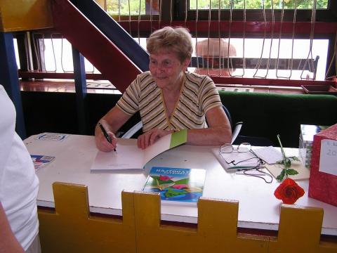 Karlócai Mariann dedikálja az új könyvét